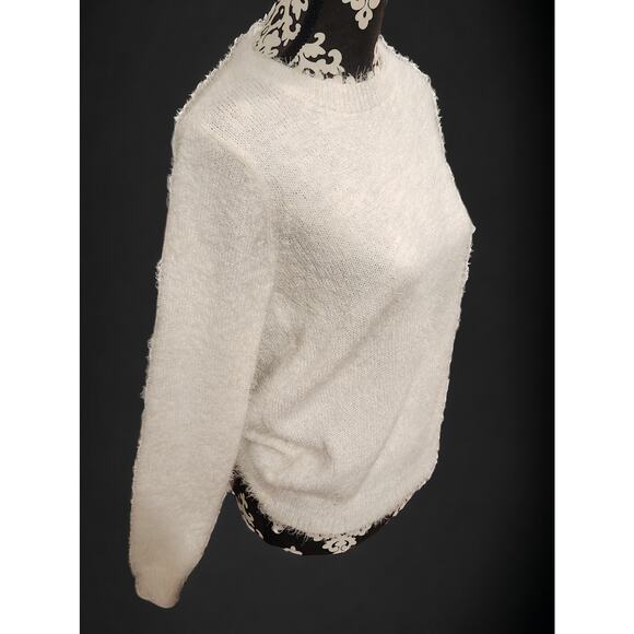 Mudd Womens Regular Small Eyelash White Sweater Beautifully Made! - Picture 5 of 7